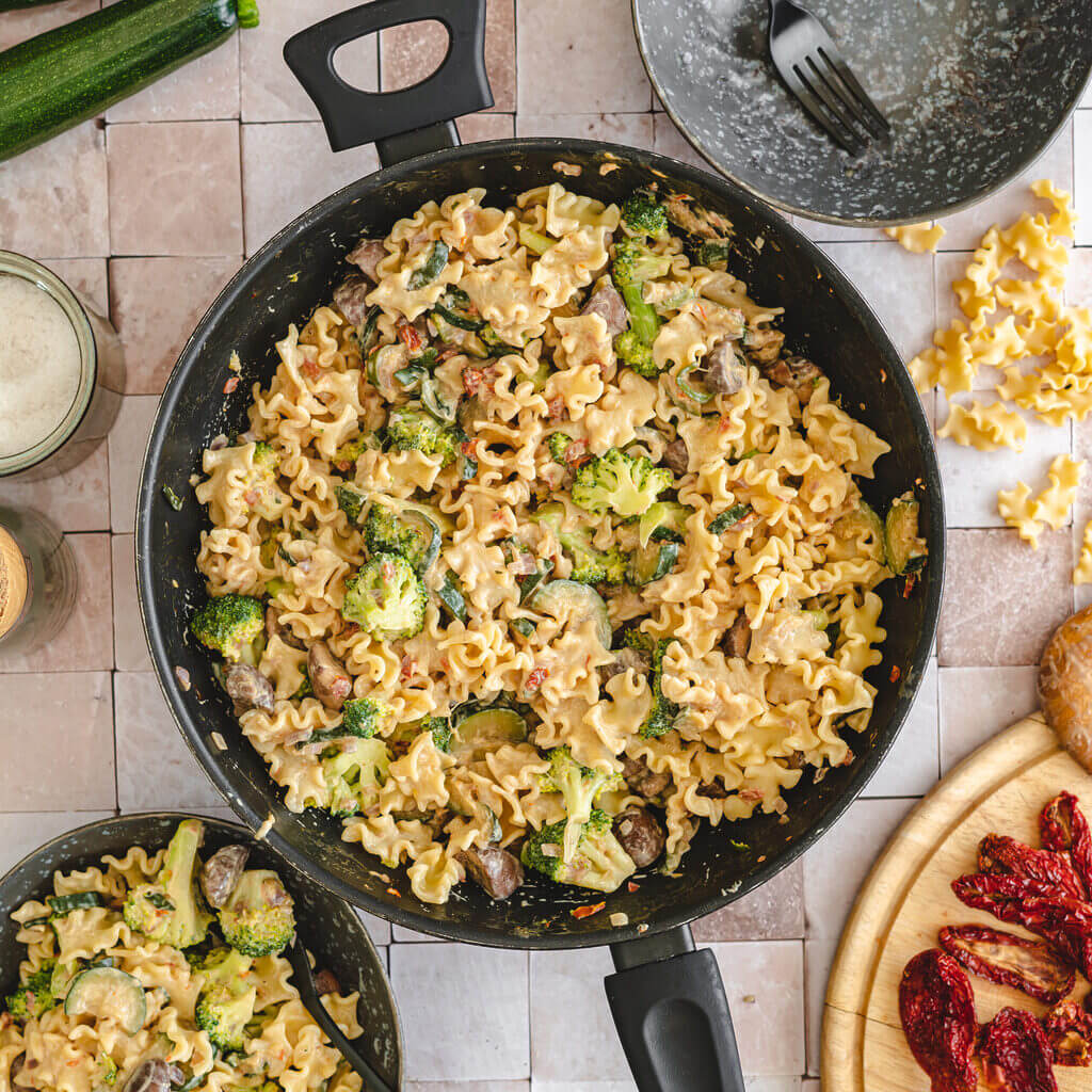 Cremige Nudelpfanne mit Gemüse - vegetarisch, einfach, lecker