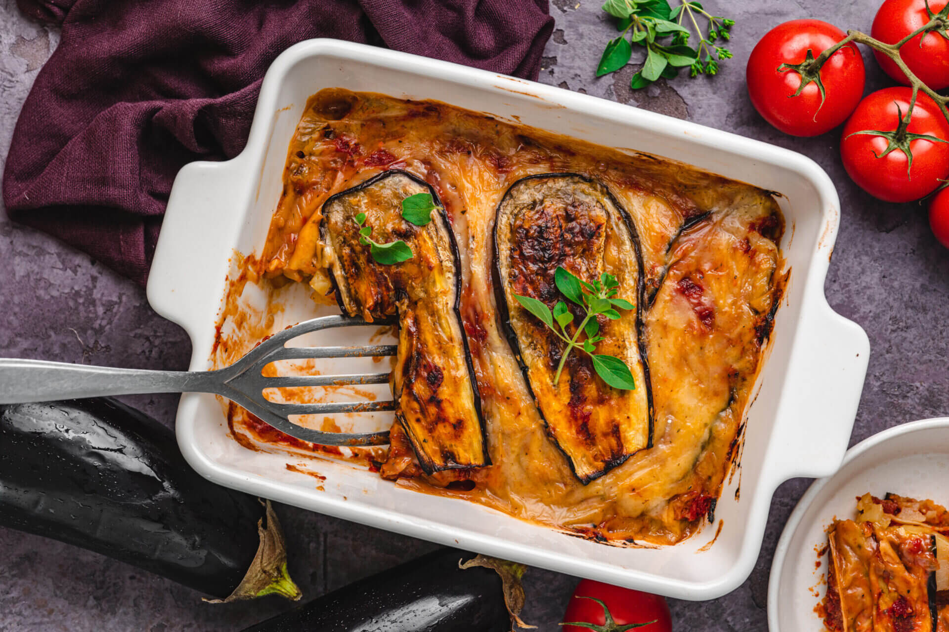 Vegetarisches Moussaka mit Aubergine, Kartoffeln und Tomaten