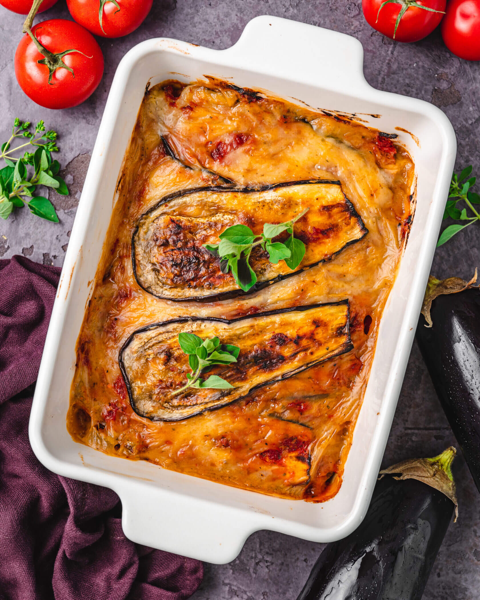 Vegetarisches Moussaka mit Aubergine, Kartoffeln und Tomaten