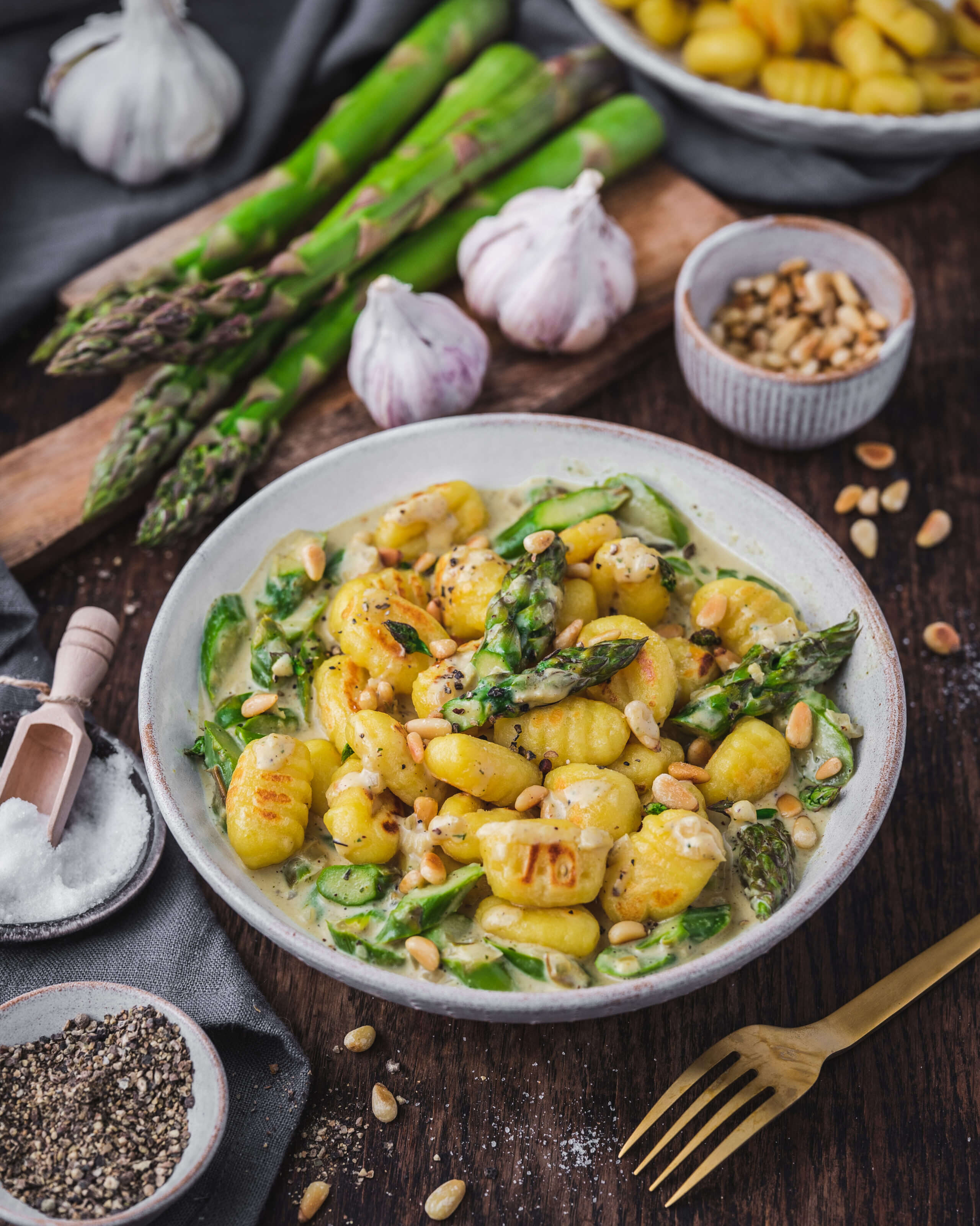 Grüner Spargel in cremiger Rahmsauce mit Gnocchi