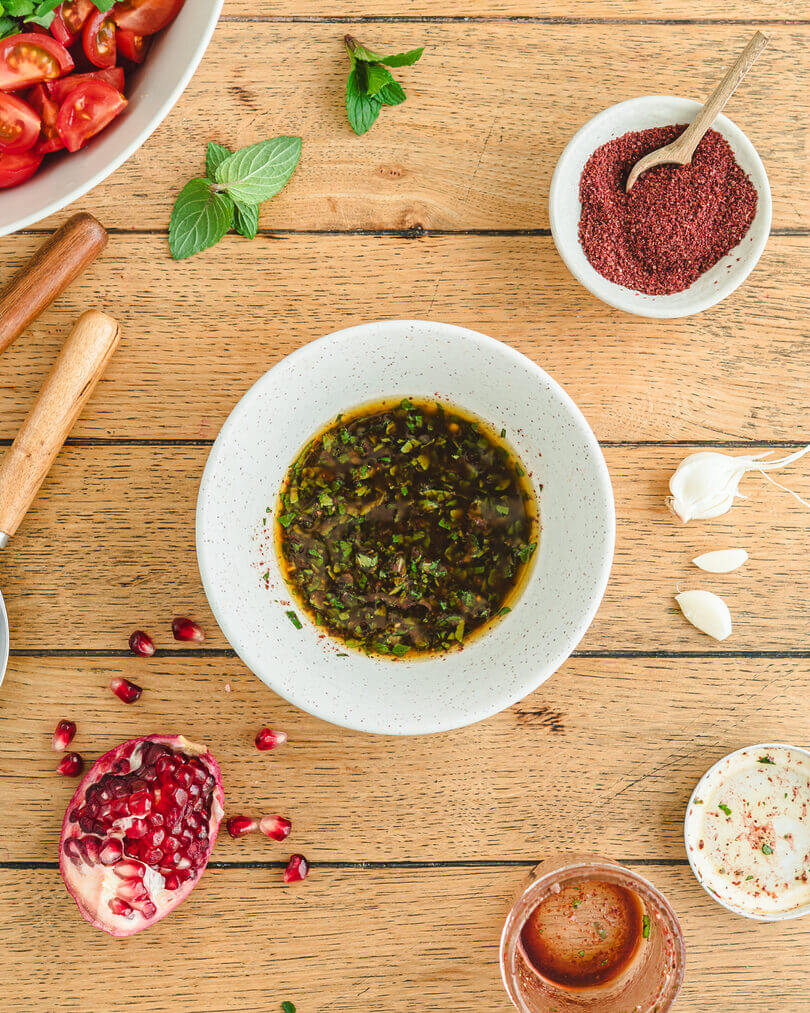 Fattoush-Dressing mit Sumak, Minze und Granatapfelsirup – frisches orientalisches Salatdressing für libanesischen Brotsalat