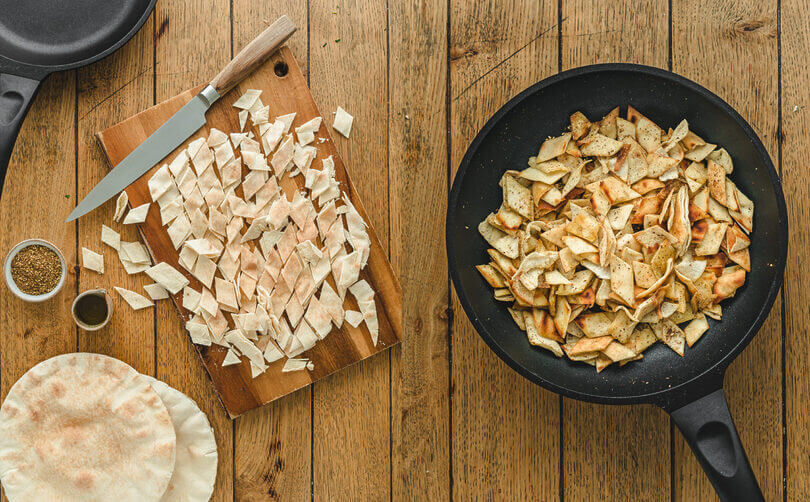 rabisches Fladenbrot für Fattoush kleingeschnitten und in der Pfanne mit Olivenöl und Za'atar angeröstet