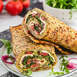 ertig aufgeschnittene Gemüserolle mit cremiger Füllung aus Avocado, frischem Gemüse und Mozzarella – vegetarisches Rezept ohne Fleisch.