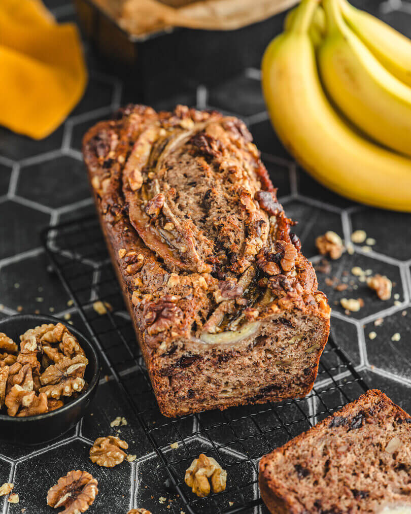 Frisch gebackenes Walnuss-Bananenbrot mit gerösteten Walnüssen und Bananen dekoriert