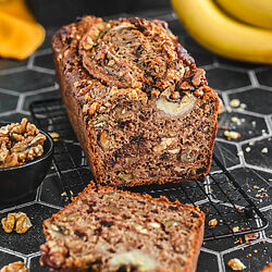 Bananenbrot mit Walnüssen und Schokolade auf einem Gitter