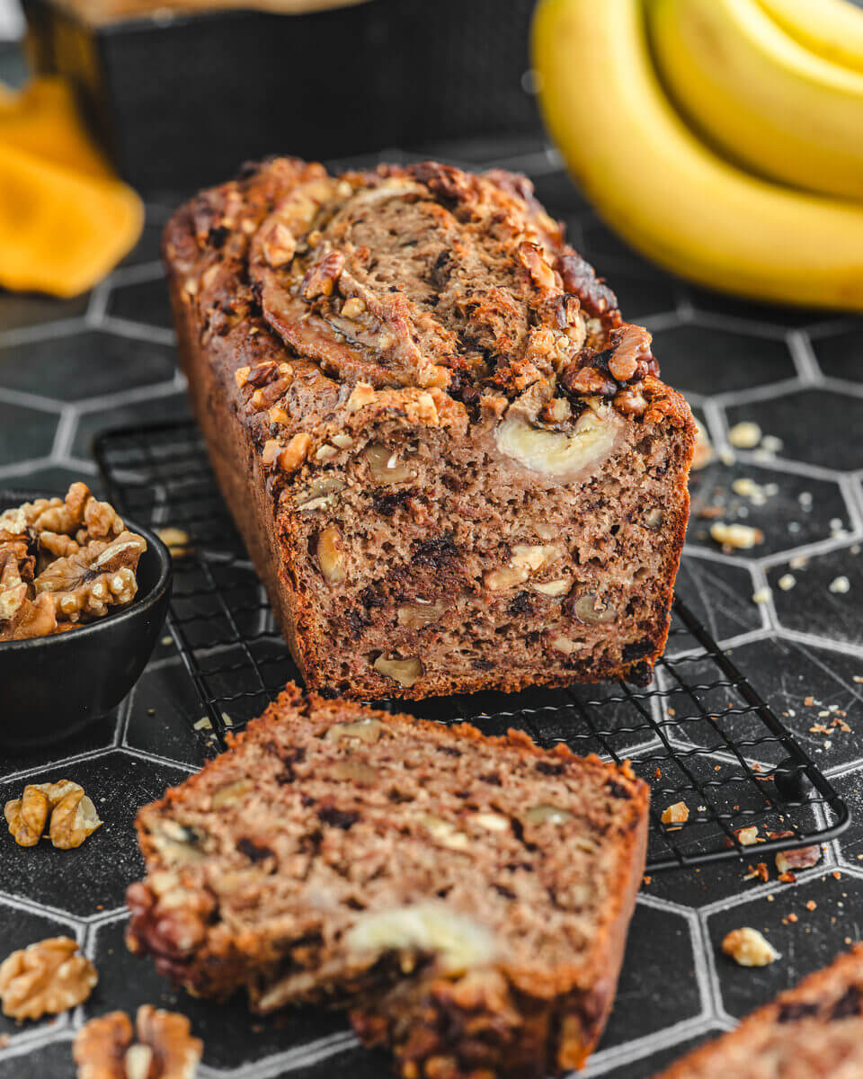 Bananenbrot mit Walnüssen und Schokolade auf einem Gitter